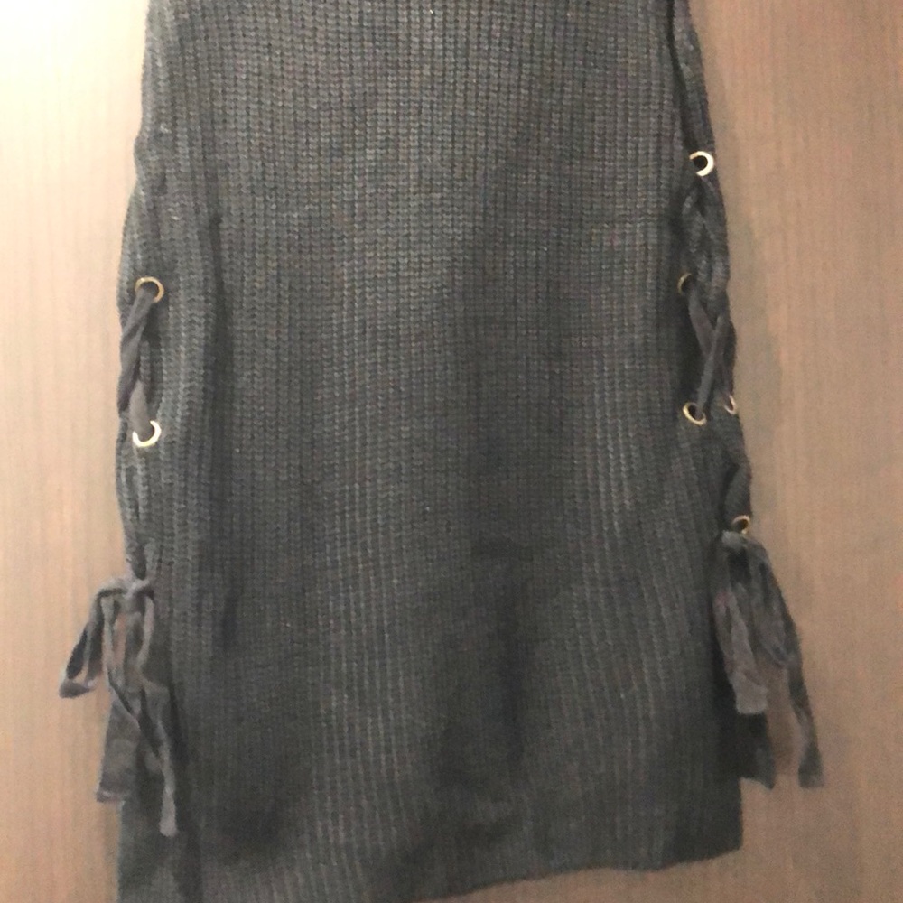 Love Tree Mock Neck Sleeveless Sweater NWOT - Picture 3 of 3